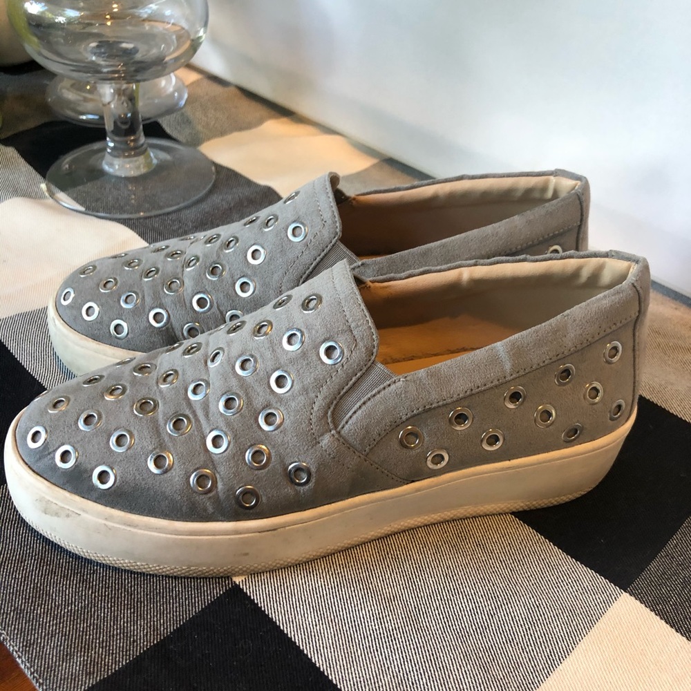 Steve Madden grey platforms w/silver detail. S7